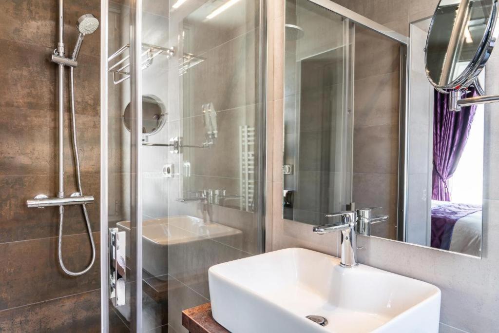 Brit Hotel Privilege Lisieux - La Villa Des Arts المظهر الخارجي الصورة