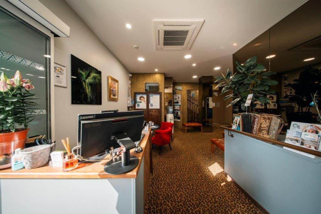 Brit Hotel Privilege Lisieux - La Villa Des Arts المظهر الخارجي الصورة