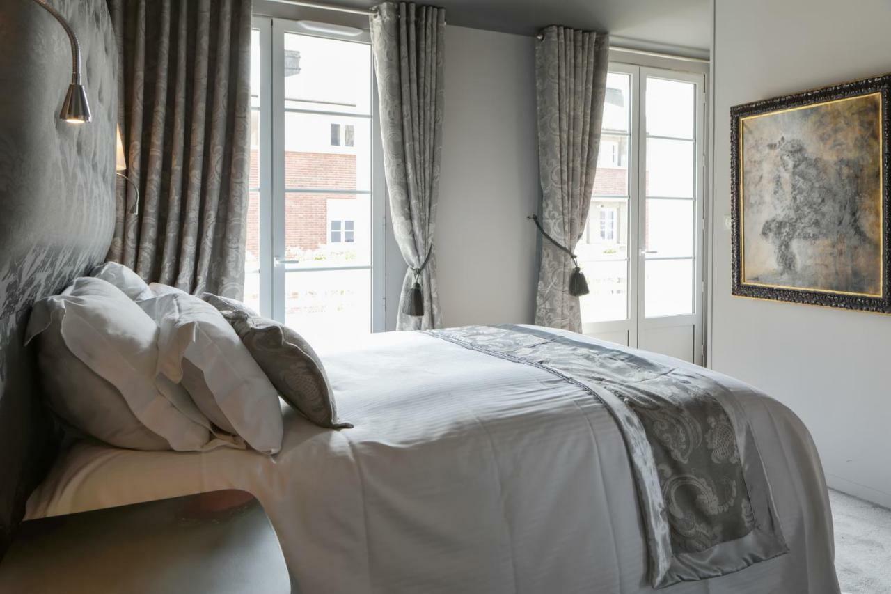 Brit Hotel Privilege Lisieux - La Villa Des Arts المظهر الخارجي الصورة