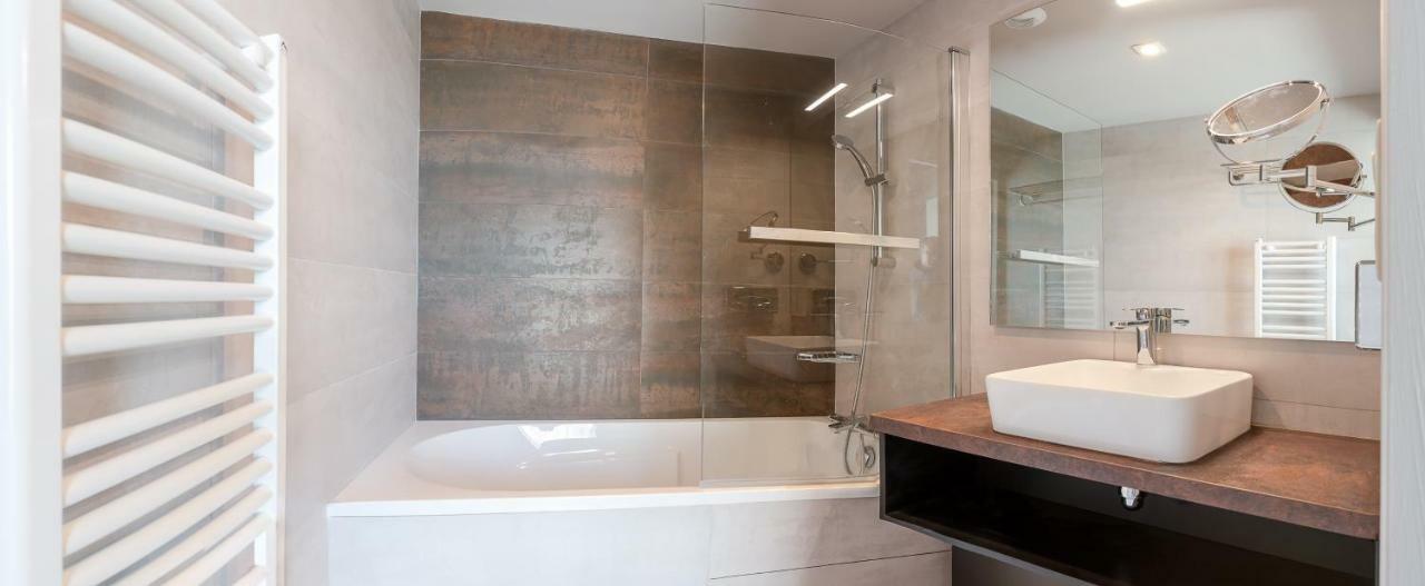 Brit Hotel Privilege Lisieux - La Villa Des Arts المظهر الخارجي الصورة